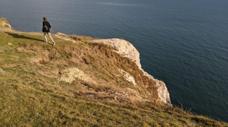 Unfenced cliff at West high Down